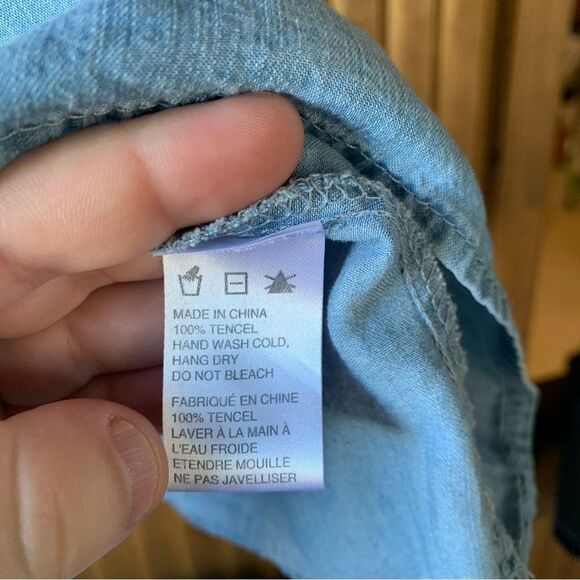 Paper Crane Chambray Cold shoulder Top - Women Small - Picture 9 of 9